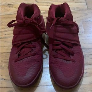 NIKE Kyrie 2’s